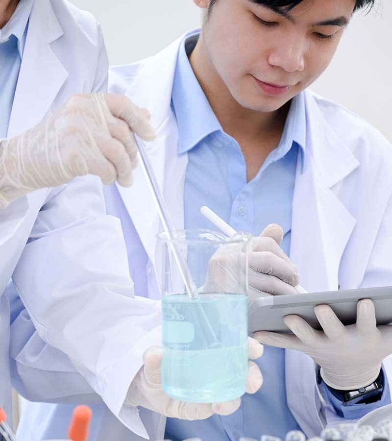 1smart-male-scientist-medical-technician-works-with-his-senior-female-supervisor